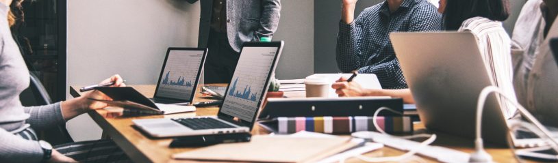 groupe-personnes-diverses-ayant-reunion-affaires